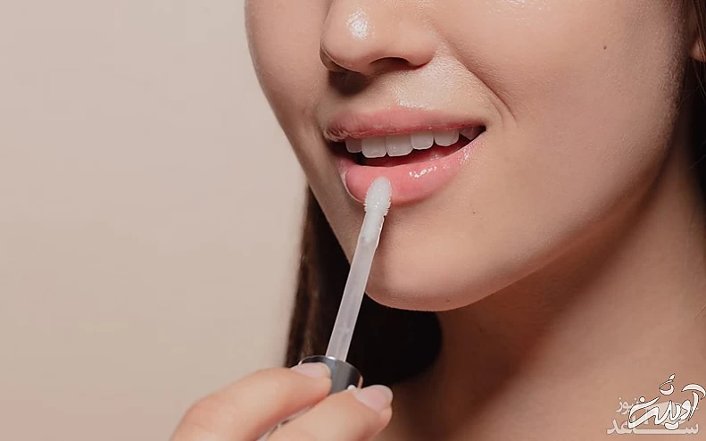 زدن لیپ گلاس روی لب